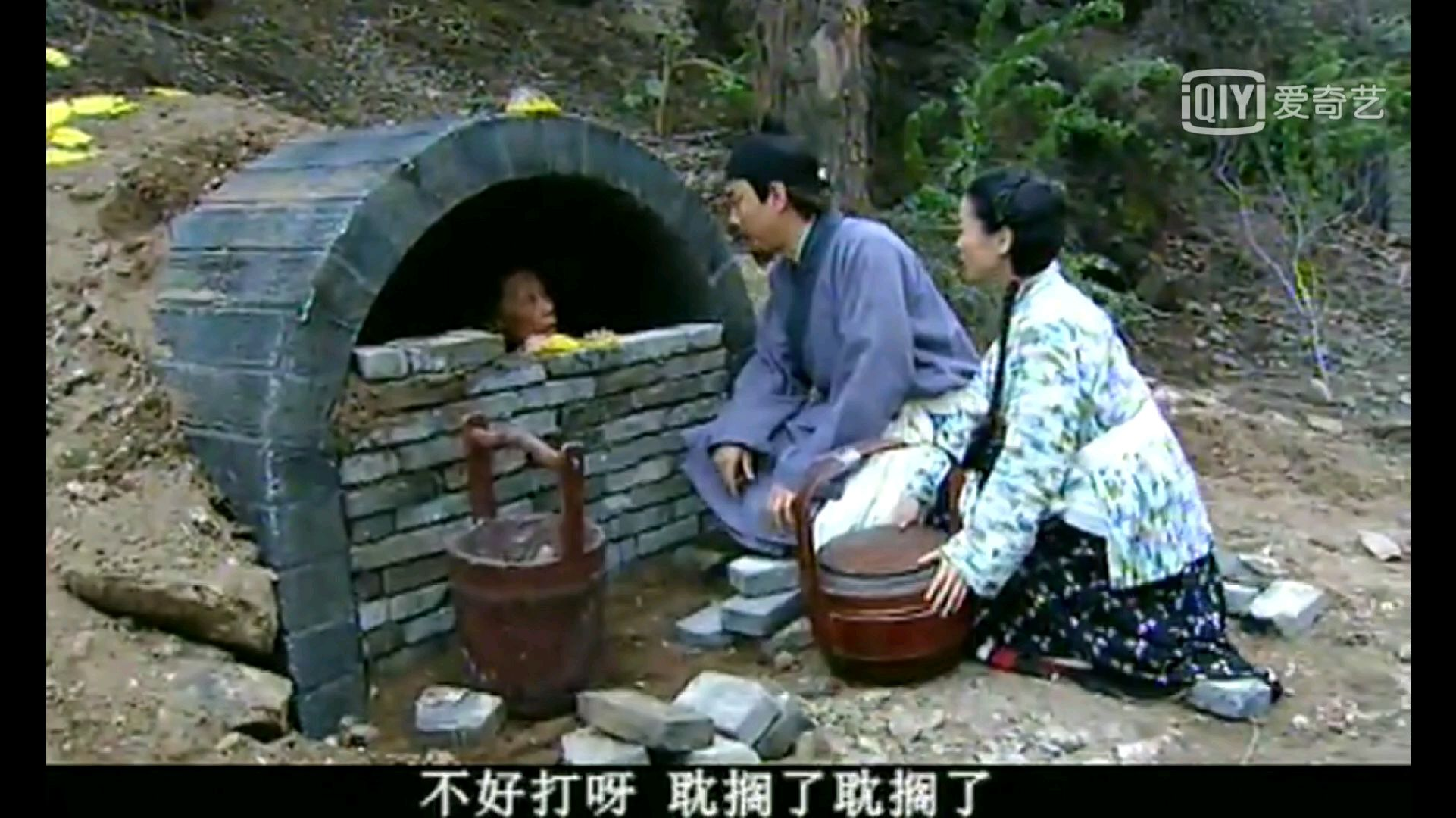 儿子把亲娘关在活坟里,每送一顿饭陇砌一块砖,直到把坟口封上为止
